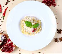 Феттуччине с соусом Альфредо и куриным филе