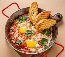 Испанская яичница с сочными томатами и сыром моцарелла