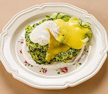 Драники из кабачков с яйцом пашот, соусом голландез и сметаной