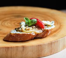 Тапас с карамелизированной грушей и голубым сыром