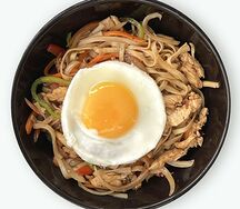 Пшеничная лапша с курицей и яйцом