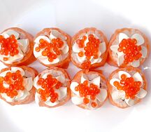 Калифорния с натуральным мясом краба и красной икрой