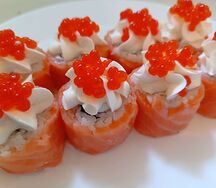 Филадельфия с натуральным мясом краба и красной икрой