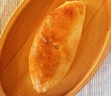 Пирожок с ветчиной и сыром 