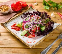 Салат овощной с орехами