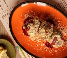 Брускетта с куриным паштетом, сливочным кремом и грецким орехом