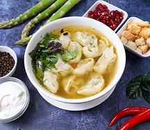 Домашние пельмени с бульоном