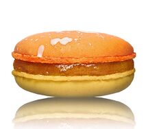 Манго-маракуйя с центром кокос-чиа (макарони, макаруны, макаронсы, macaron)