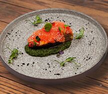 Лосось, сливочный шпинат и сегмент грейпфрута