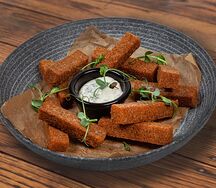 Ржаные гренки с чесночным соусом