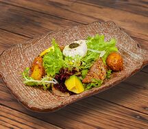 Тёплый салат с языком, авокадо и яйцом пашот