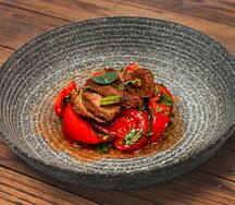 Стейк салат из говяжьей вырезки с томатами