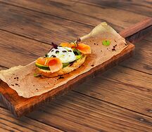 Брускетта с лососем, авокадо и яйцом пашот