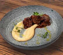 Говяжьи щечки со сливочным пюре из сельдерея