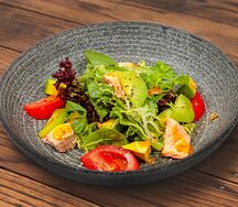 Шпинат с лососем, киви и авокадо