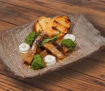 Говяжий язык со шпинатом и креметте