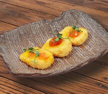 Сулугуни, жаренный с абрикосовым вареньем