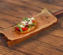 Брускетта со страчателлой и авокадо