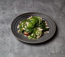 Страчателла, шпинат, томаты, обжаренный миндаль, авокадо