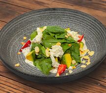 Салат Страчателла со свежим шпинатом и миндалем