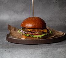 С курицей и брусничным соусом