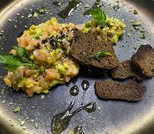 Тартар из лосося и авокадо с тостами