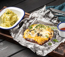 Большая котлета гриль с картофельным пюре и грибным соусом