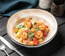 Салат Цезарь с тигровыми креветками