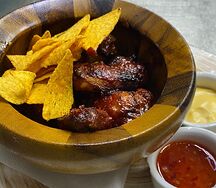 Куриные крылья барбекю с острыми чипсами