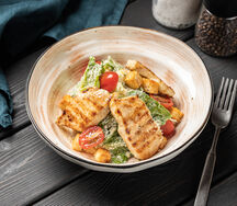 Салат Цезарь с куриными медальонами