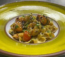 Феттуччине с лососем и креветками