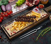 Шашлык из куриных сердечек с картофелем фри