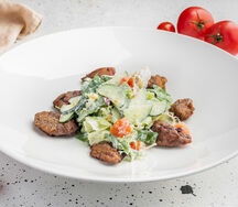 Салат со свежими овощами и куриной печенью