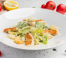 Салат Цезарь с курицей