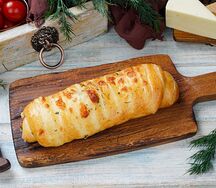 Печёный пирожок с ветчиной и сыром