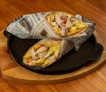 Фирменный сувлак в лаваше с куриным филе
