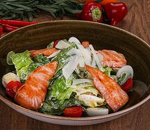 Салат Цезарь с лососем