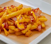 Фри с беконом и сырным соусом чеддер