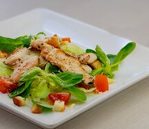 Салат Цезарь с курицей
