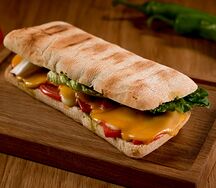 Панини с томатами, сыром и соусом песто