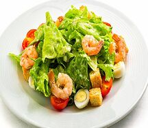 Салат Цезарь с креветками
