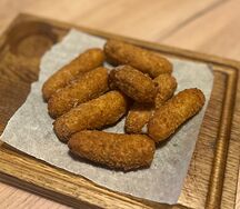 Сырные палочки из моцареллы с брусничным соусом