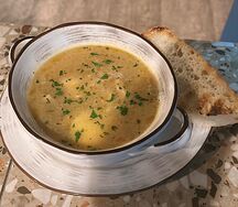Куриная лапша на бульоне с яйцом и багетом