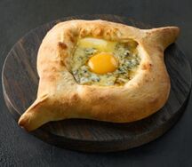 Хачапури по-аджарски с грушей и сыром горгонзола лодочка