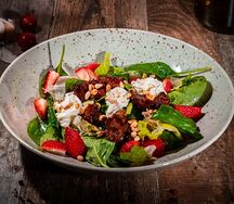 Салат теплый с куриной печенью и страчателлой