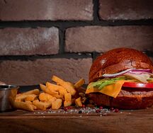 Чизбургер и картофель фри