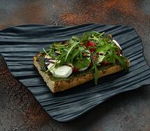 Брускетта с моцареллой