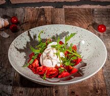 Салат Буррата с помидорами