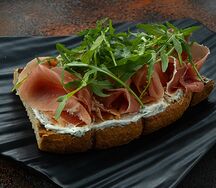 Брускетта с пармой