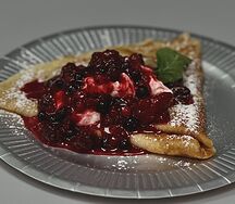 Блин со сливочным кремом и миксом из ягод